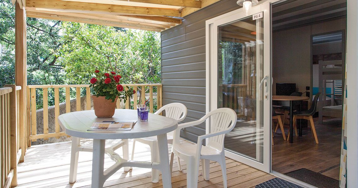 Table et chaises sur une terrasse en bois