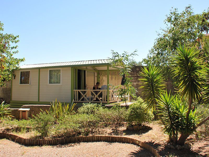Mobil-home avec verdure