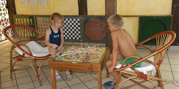 Des enfants jouent un jeux de société