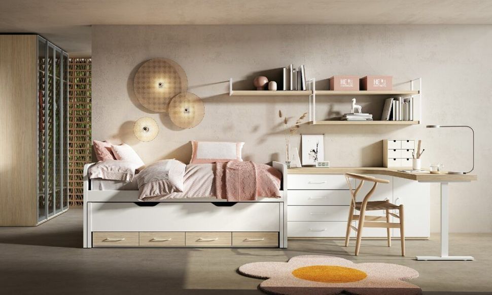 Un dormitorio con un diván, un armario blanco, un puf estampado, un escritorio con una silla negra y un gran reloj de pared.