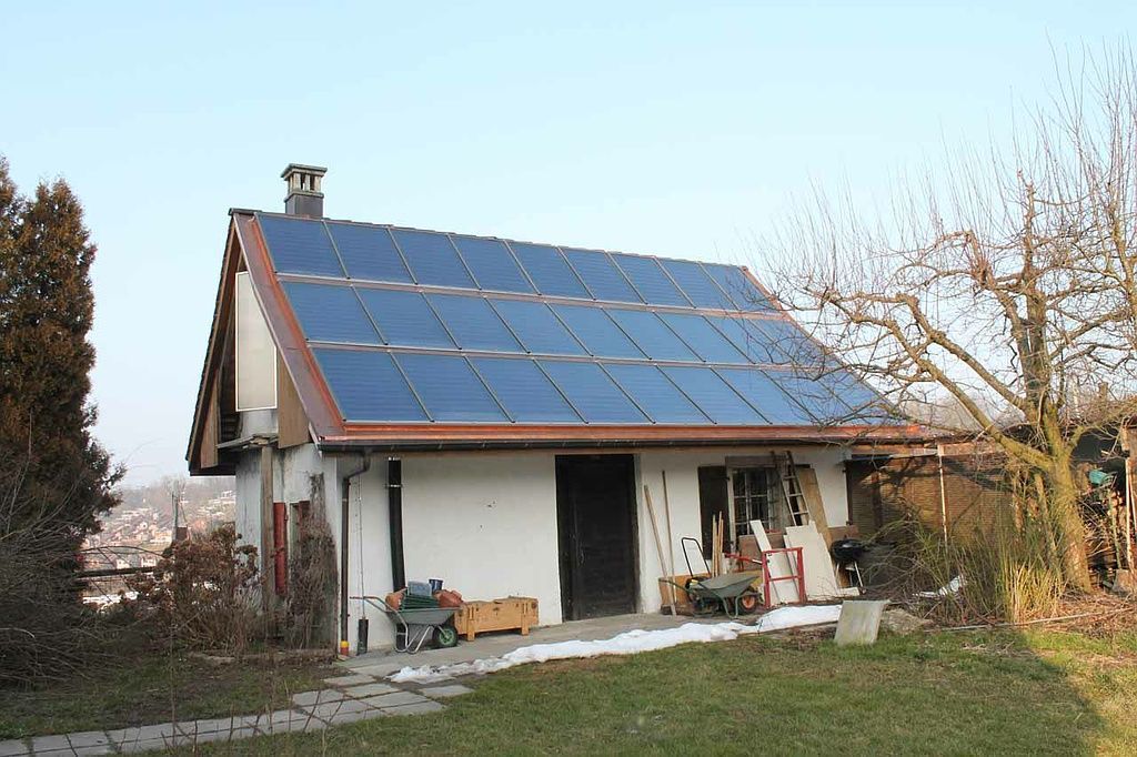 Hausdach nachher mit Solaranlage – Enzo Dileo GmbH