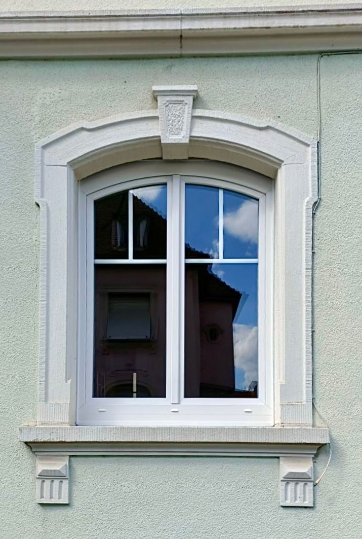 Porte alu blanche ouverte