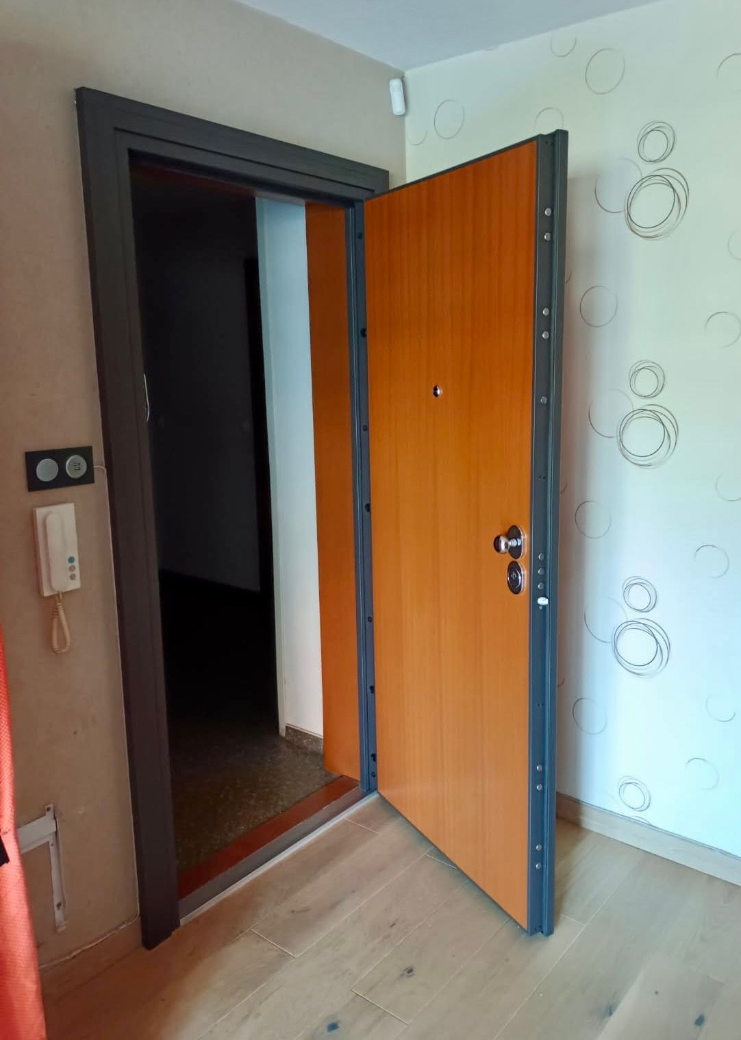 Porte alu blanche ouverte