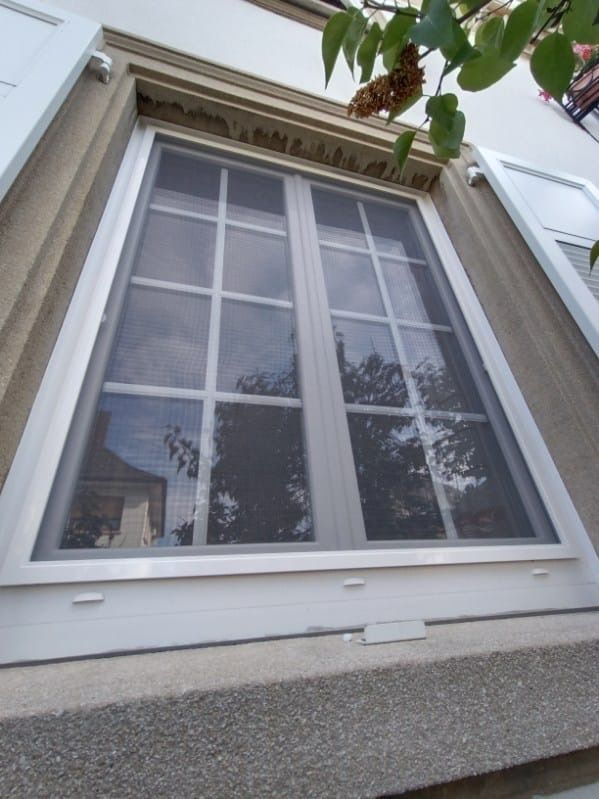 Porte alu blanche ouverte