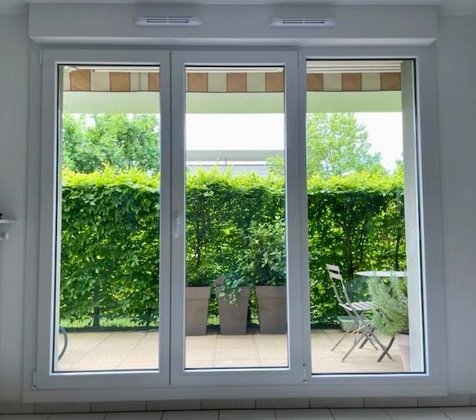 Porte alu blanche ouverte