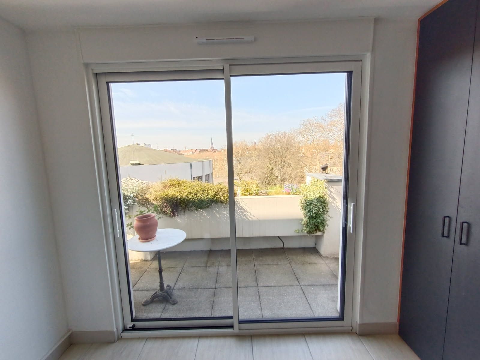 Porte alu blanche ouverte