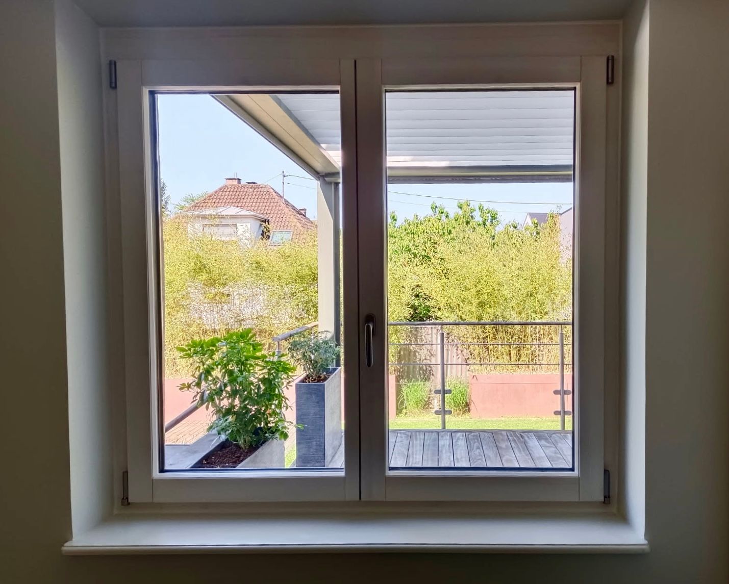 Porte alu blanche ouverte
