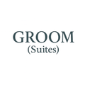 Groom Suites, texte gris sur fond blanc.