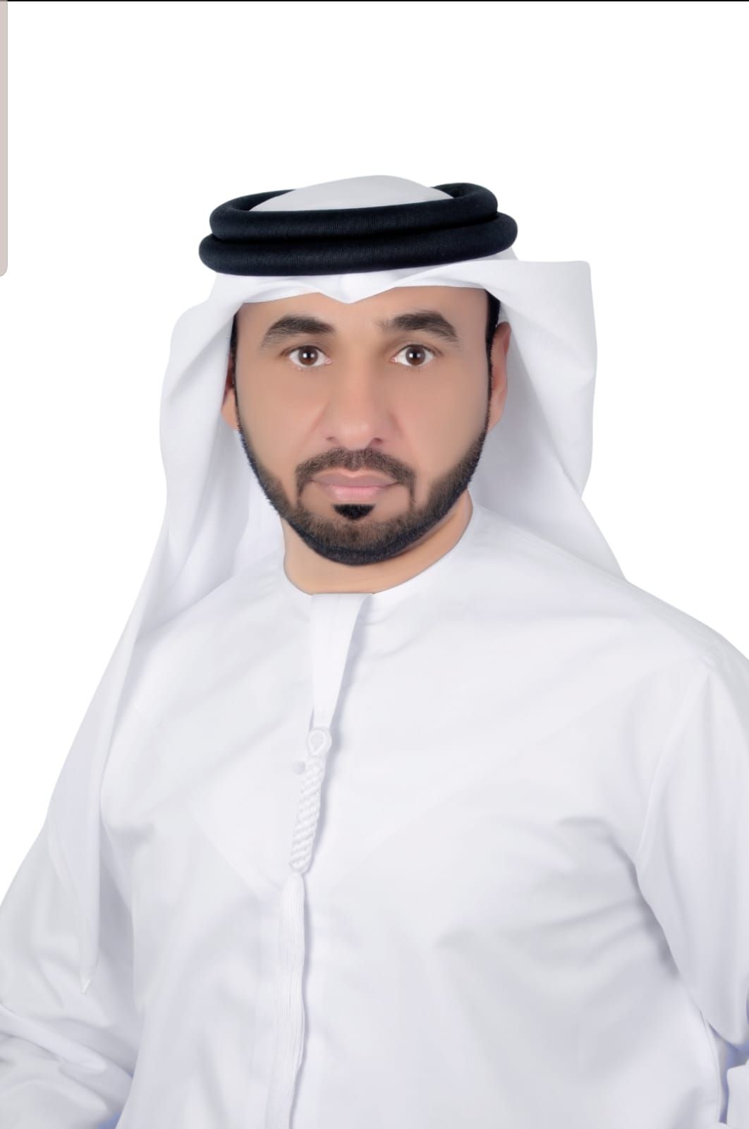 Hombre vestido con atuendo árabe tradicional, mirando directamente a la cámara.