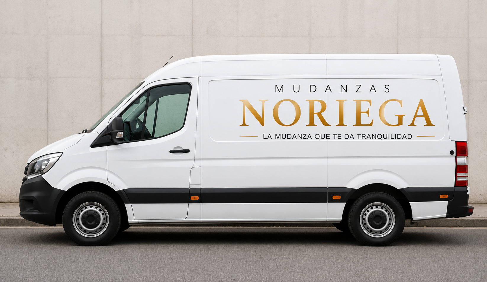 Furgoneta de mudanzas blanca de la marca Noriega aparcada en la calle, vista lateral con logotipo en color dorado.
