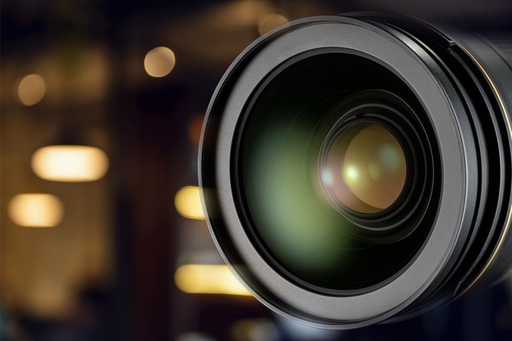 Un primer plano de la lente de una cámara con un fondo borroso.