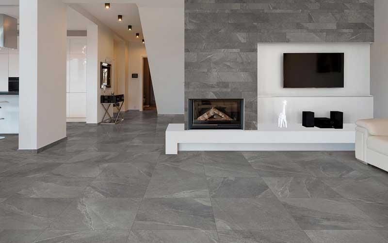 Ein Wohnzimmer mit Kamin und Flachbildfernseher.