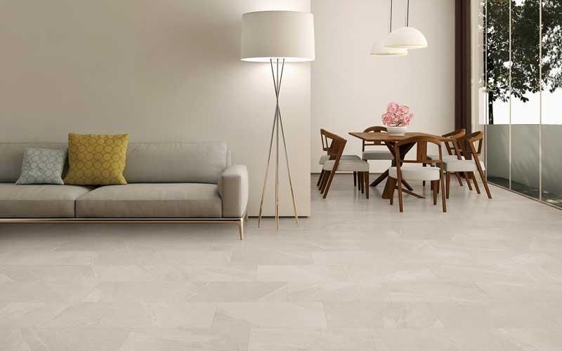 Ein Wohnzimmer mit Couch, Tisch und Stühlen.