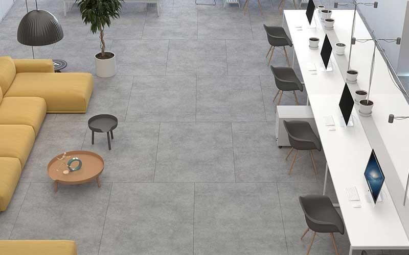 Eine Luftaufnahme eines Wohnzimmers mit Sofa, Tisch, Stühlen und Computern.