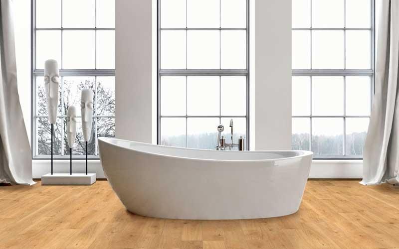 In der Mitte des Badezimmers befindet sich eine Badewanne.