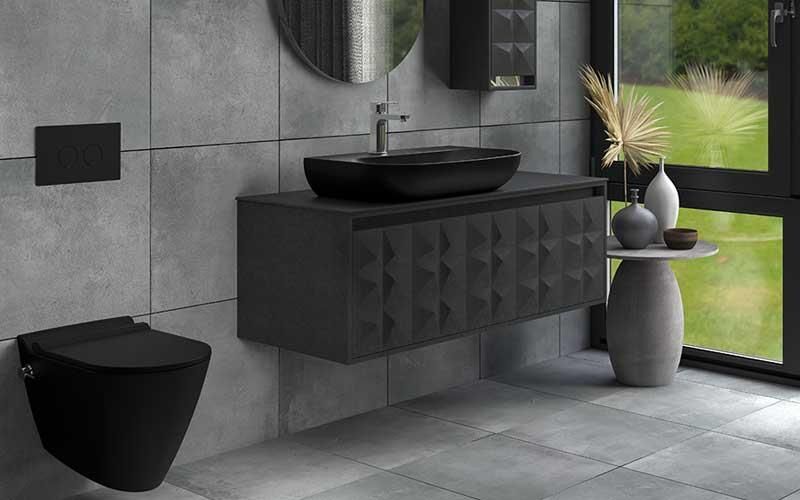 Ein Badezimmer mit Waschbecken, Toilette und Spiegel.