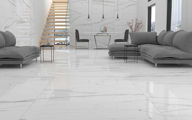 Ein Wohnzimmer mit Couch, Stühlen, Tisch und Treppe.