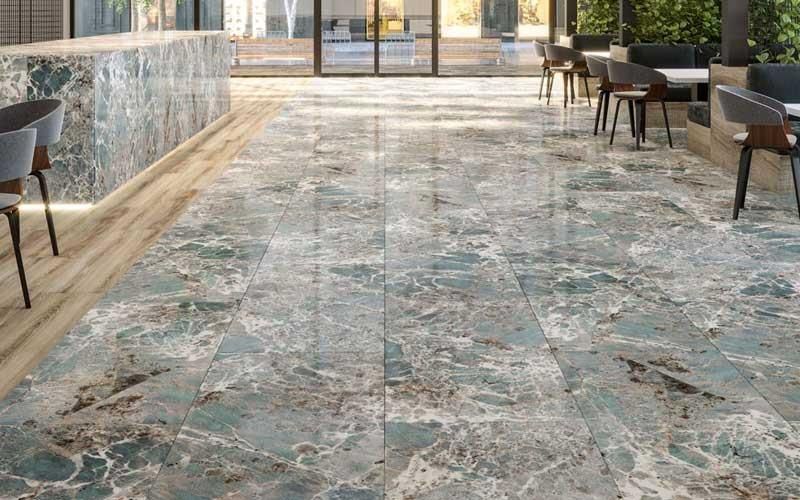 Ein Raum mit Marmorboden und Tischen und Stühlen.