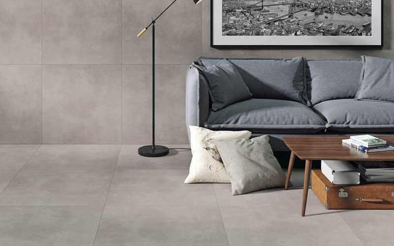 Ein Wohnzimmer mit einer Couch und einem Couchtisch