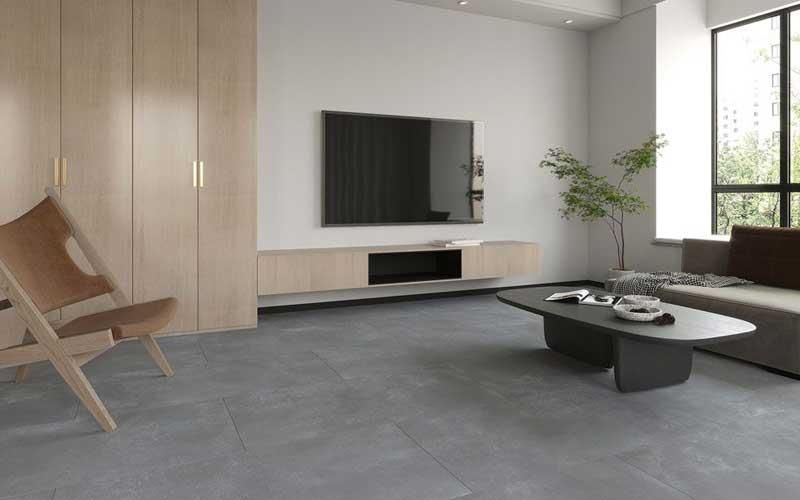 Ein Wohnzimmer mit Couch, Sessel, Couchtisch und Fernseher.