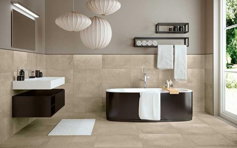 Ein Badezimmer mit Badewanne, Waschbecken und Spiegel