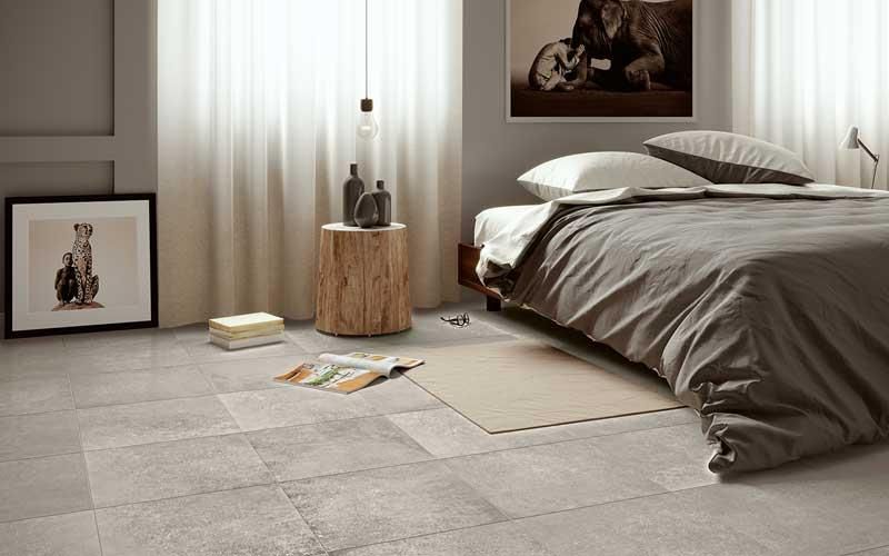 Ein Schlafzimmer mit Bett, Nachttisch und Bild an der Wand.