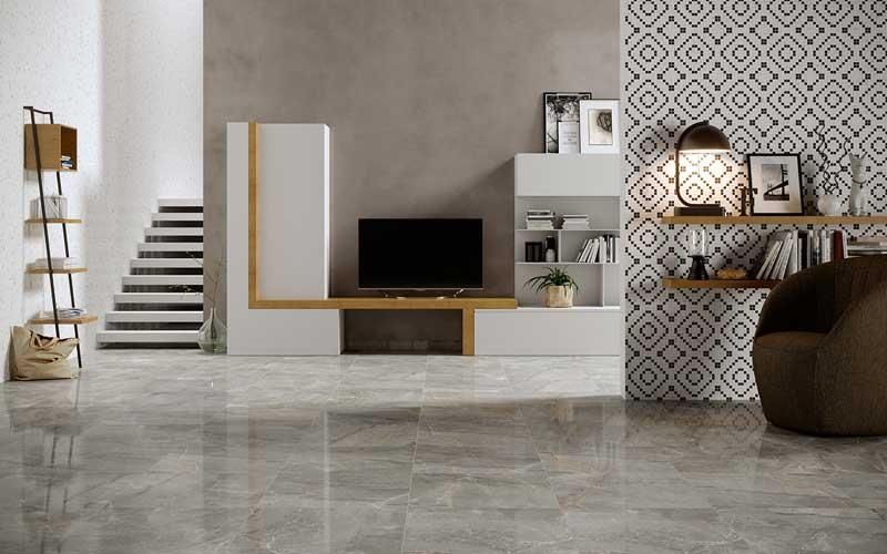 Ein Wohnzimmer mit Fernseher und Treppe.