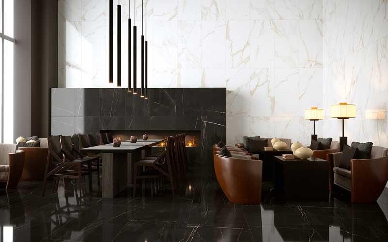 Ein Wohnzimmer voller Möbel und einem Kamin.