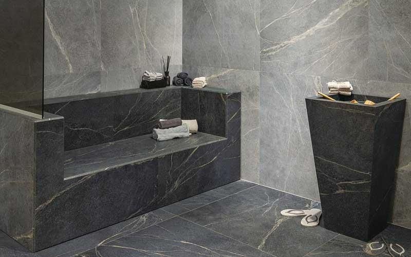 Ein Badezimmer mit Badewanne und Waschbecken.