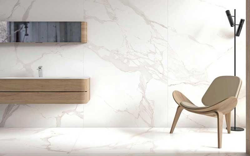 Ein Badezimmer mit Stuhl, Waschbecken und Spiegel.