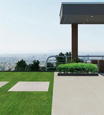 Eine Terrasse mit Blick auf die Stadt und Bäume