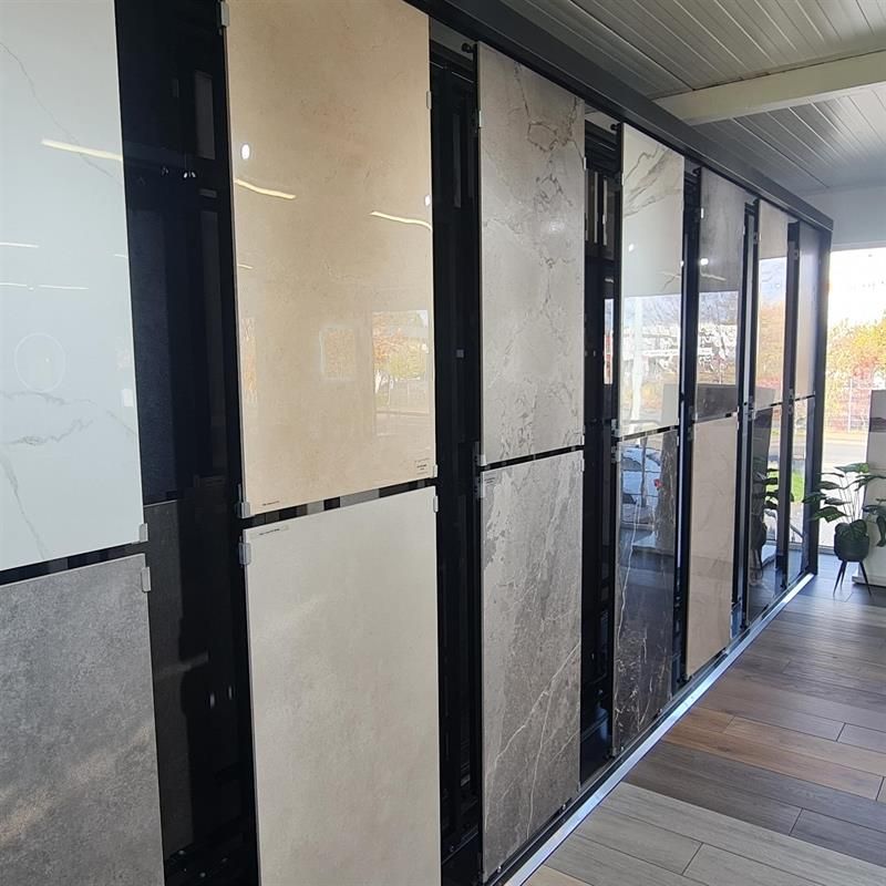 In einem Geschäft ist eine Reihe von Fliesen an einer Wand aufgereiht.