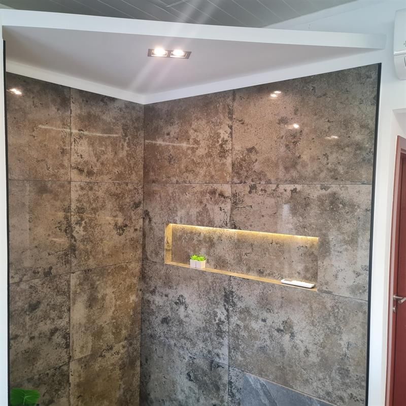 Eine Badezimmerecke mit einem Regal an der Wand