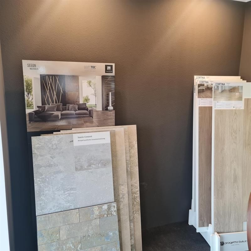 Ein Raum mit vielen Fliesen und einem Bild eines Wohnzimmers