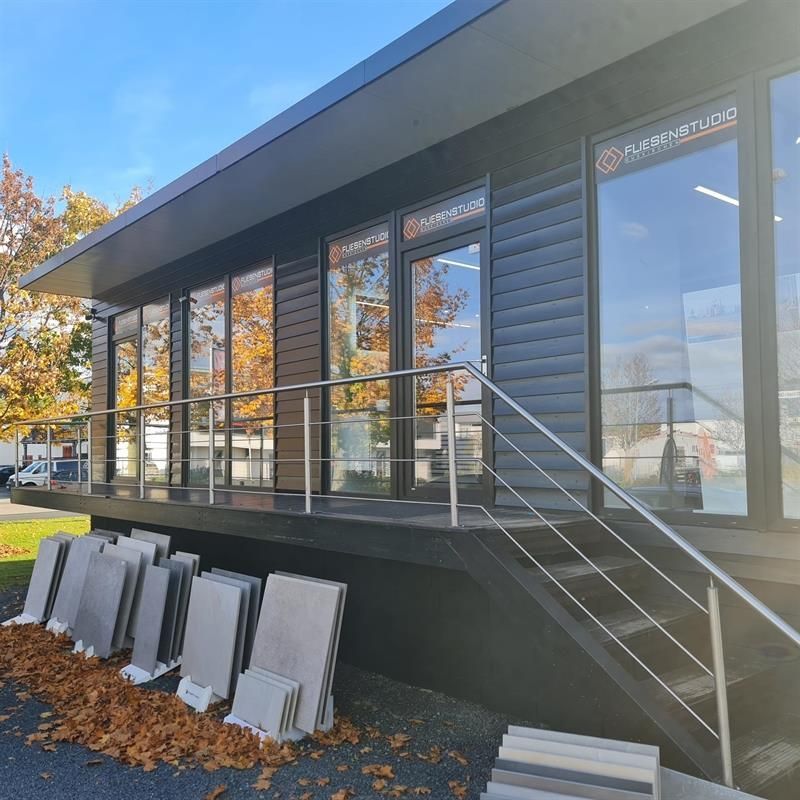 Ein Gebäude mit vielen Fenstern und Treppen