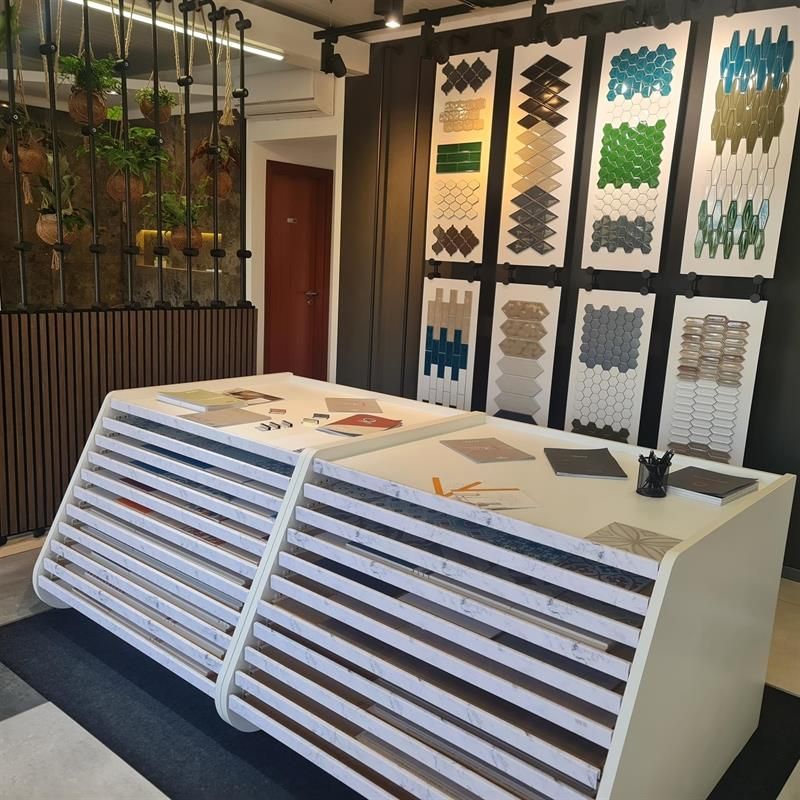 Eine Ausstellung verschiedener Fliesenarten in einem Geschäft