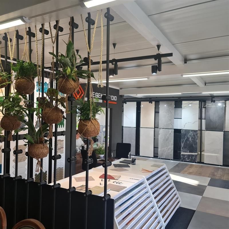 Ein Raum mit einem Schild mit der Aufschrift „Marmor“