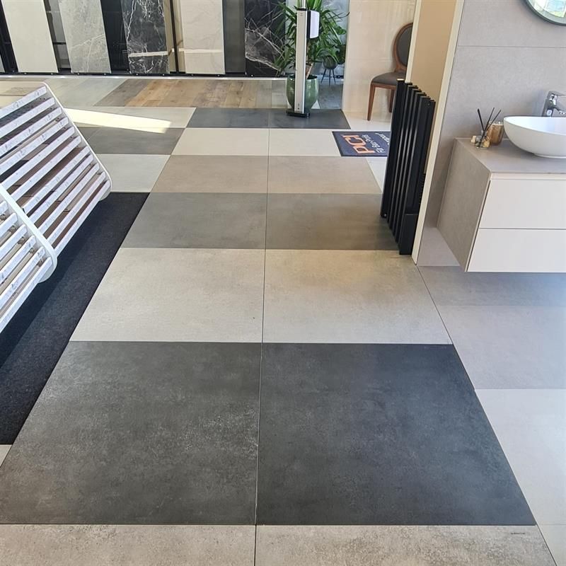 Ein Badezimmer mit gefliestem Boden und Waschbecken