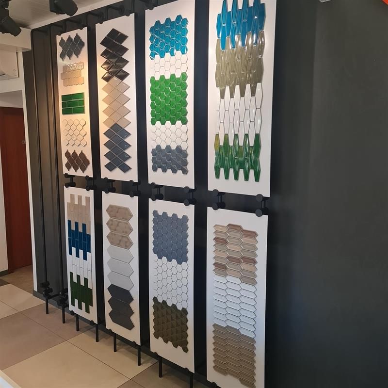 Eine Wand mit vielen Fliesen