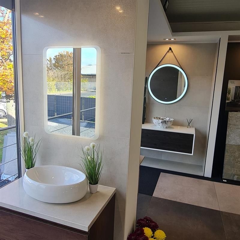 Ein Badezimmer mit Waschbecken und Spiegel an der Wand