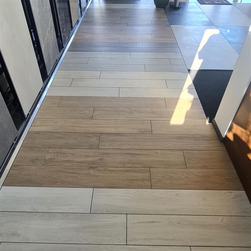 Ein Flur mit verschiedenen Fliesen auf dem Boden