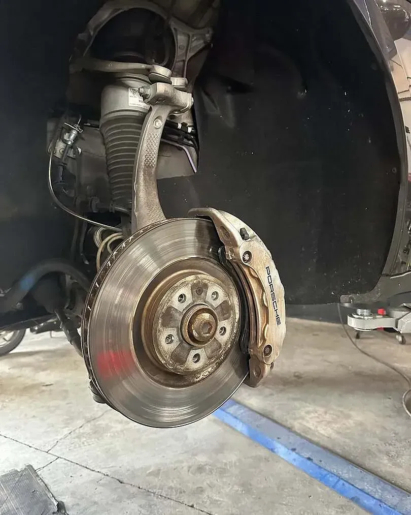 Un primer plano de un disco de freno de un automóvil.