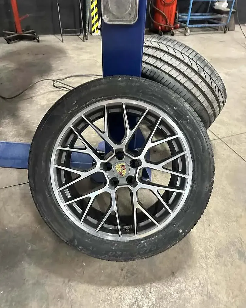 Un primer plano de un neumático en una rueda en un garaje.
