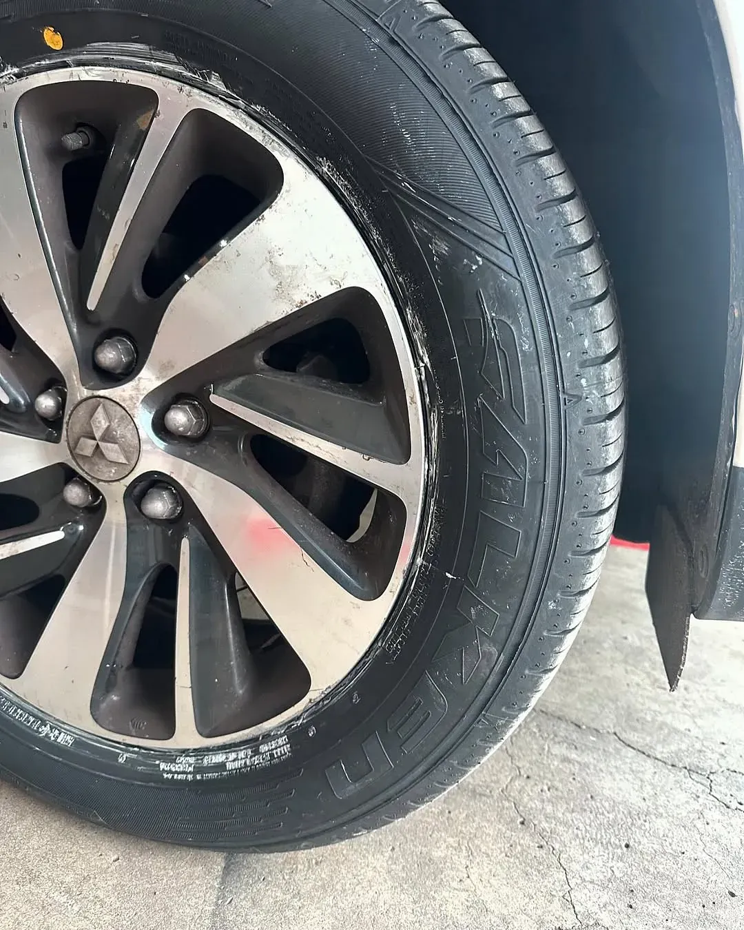 Un primer plano de un neumático en una rueda de automóvil.