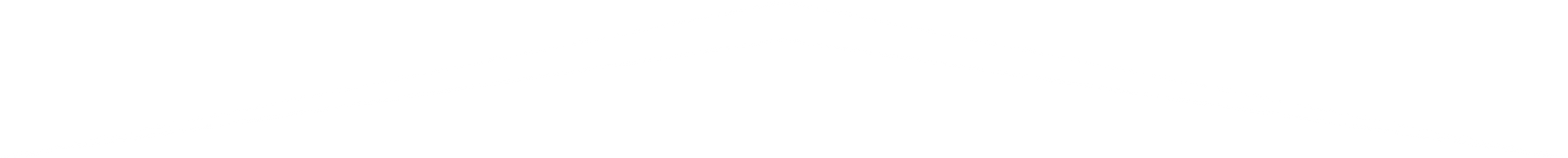 Un camión volquete rojo circula por un camino de tierra.