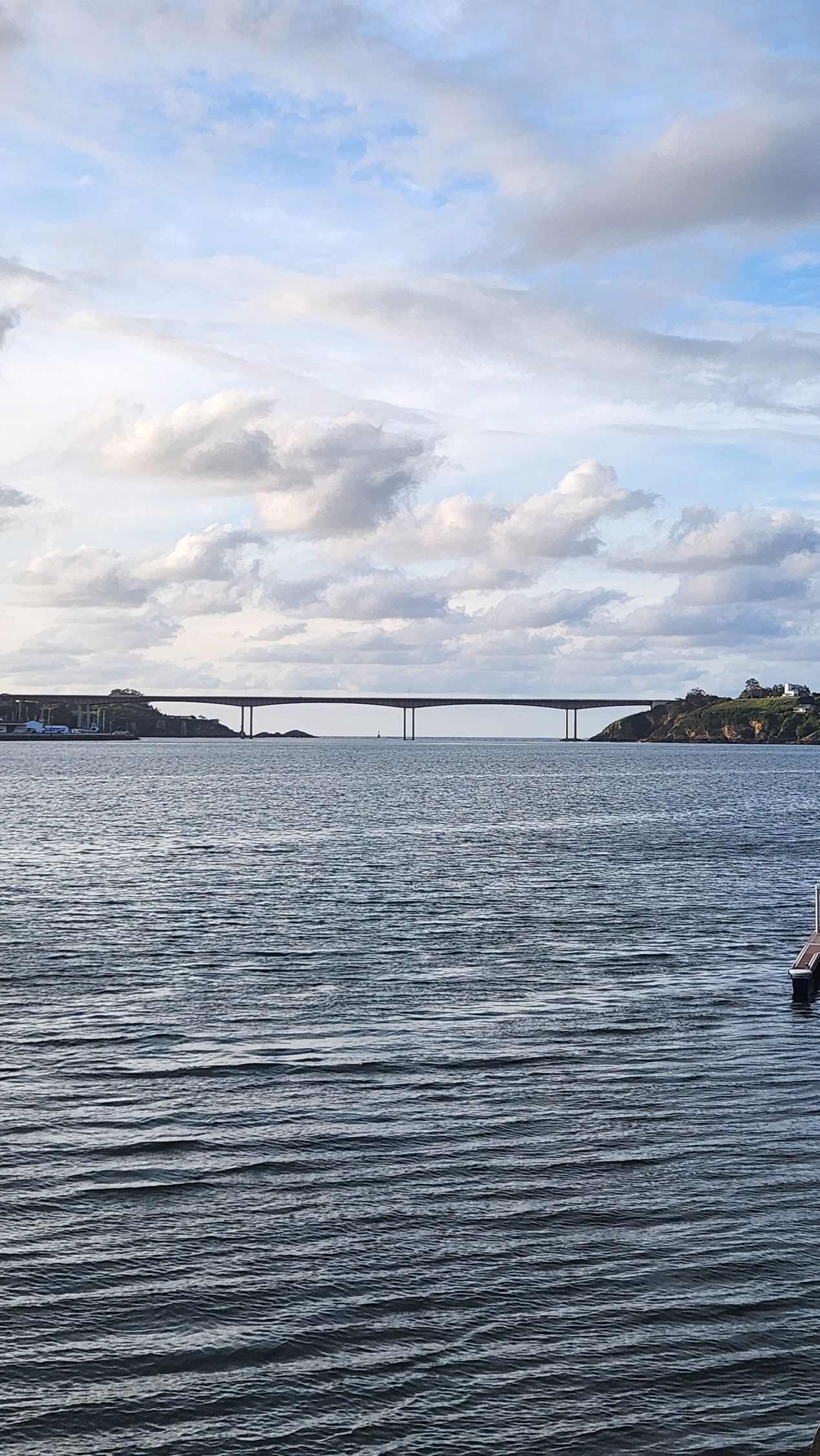 Vista panorámica del Puente de los Santos en el Camino del Norte hacia Ribadeo