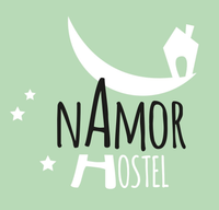 Logotipo del Namor Hostel sobre fondo verde p&aacute;lido con luna, estrellas y casa estilizadas en blanco y negro.