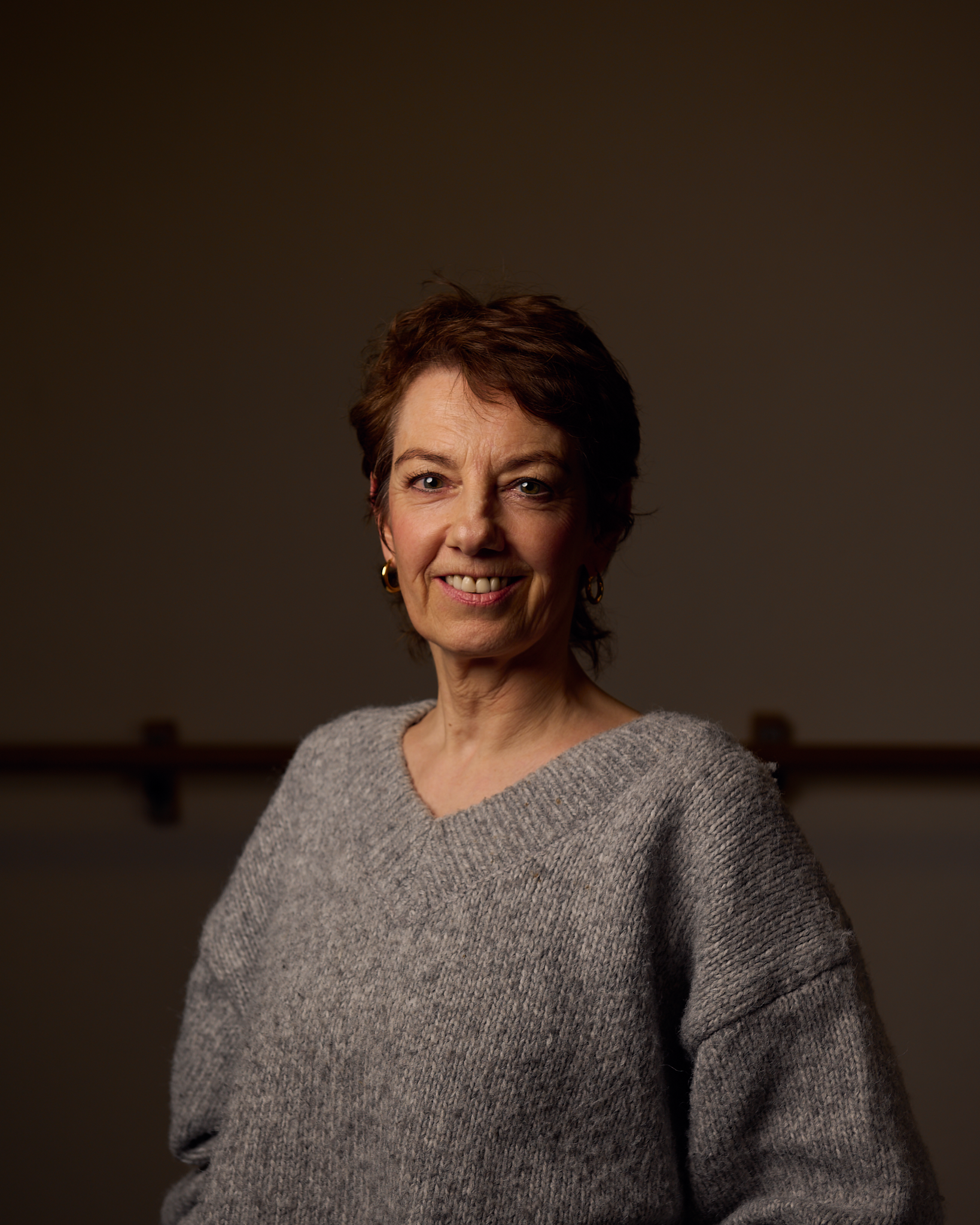 Eine Gruppe Mädchen posiert vor einem Gebäude für ein Foto.