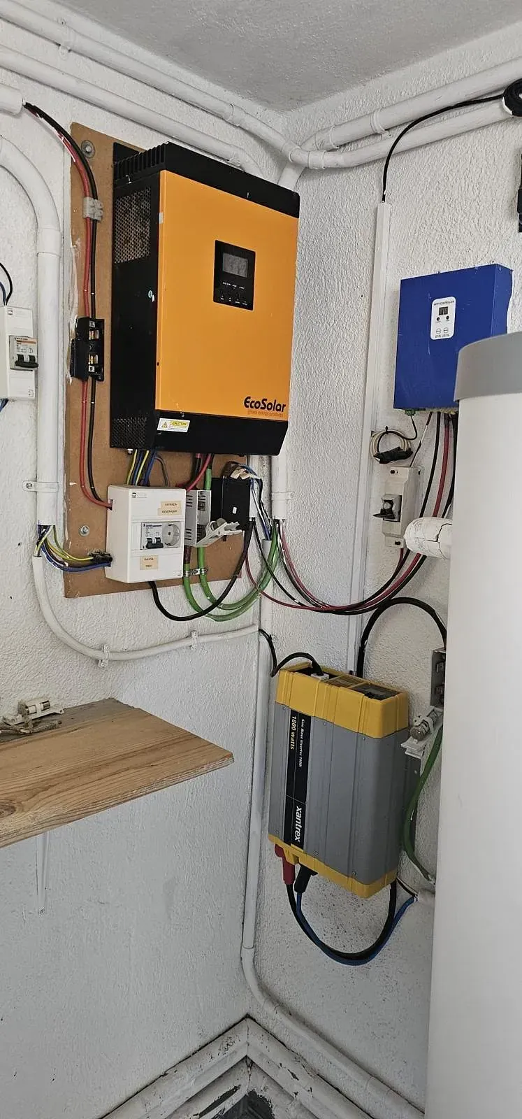 Una habitación con un calentador y un panel solar en la pared.