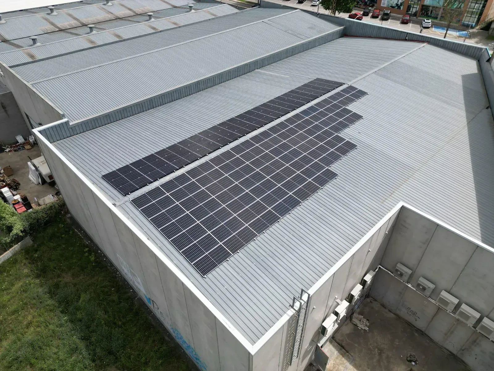 Una vista aérea de un edificio con paneles solares en el techo.